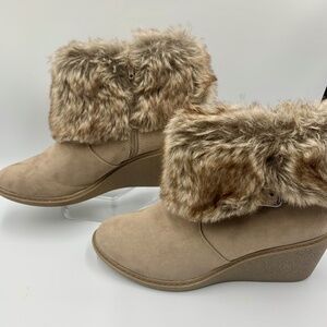 Women’s tan/ beige faux fur trim buckle zippered closure wedge ankle boot boho
